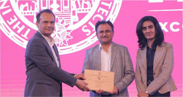 Felicitated by Ar. Mautik Trivedi for Kalavid’s role as the IIA Awards Branding Partner